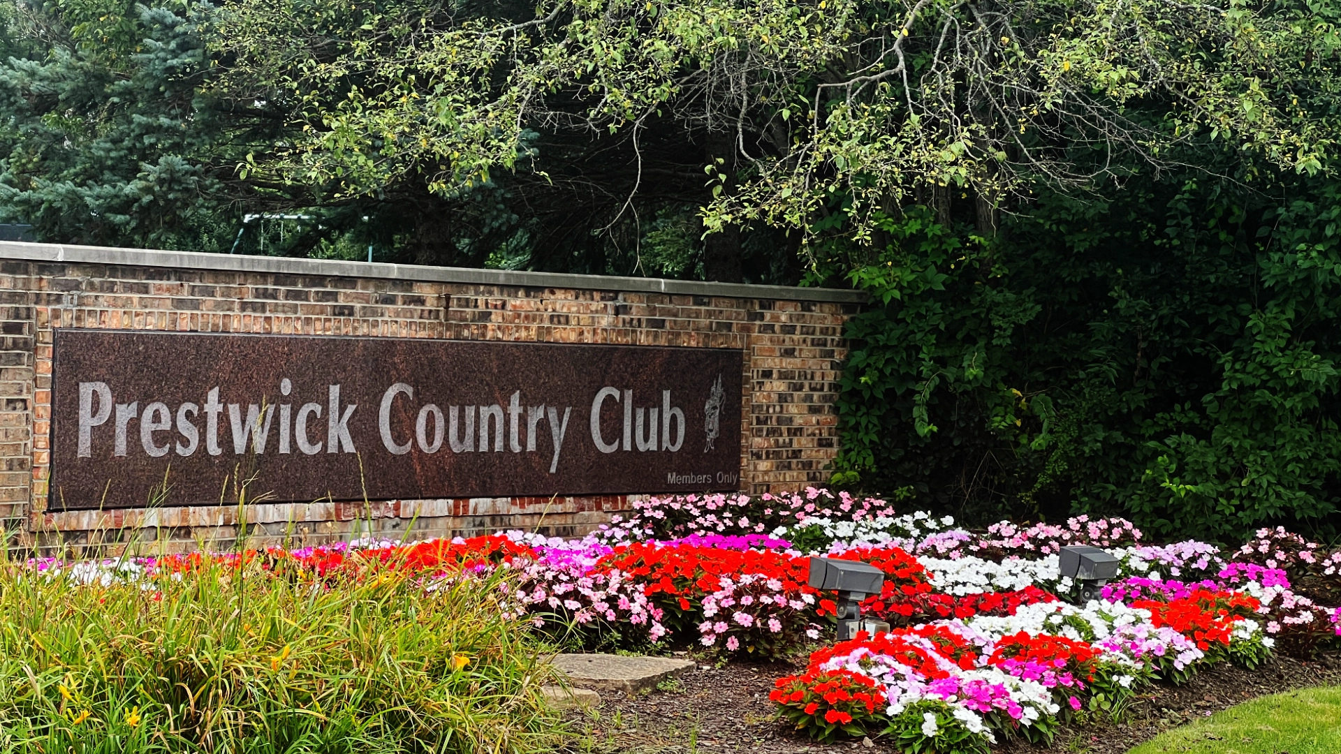 Photo of Prestwick Country Club subdivision entrance of St Harlem Ave in Frankfort Illinois