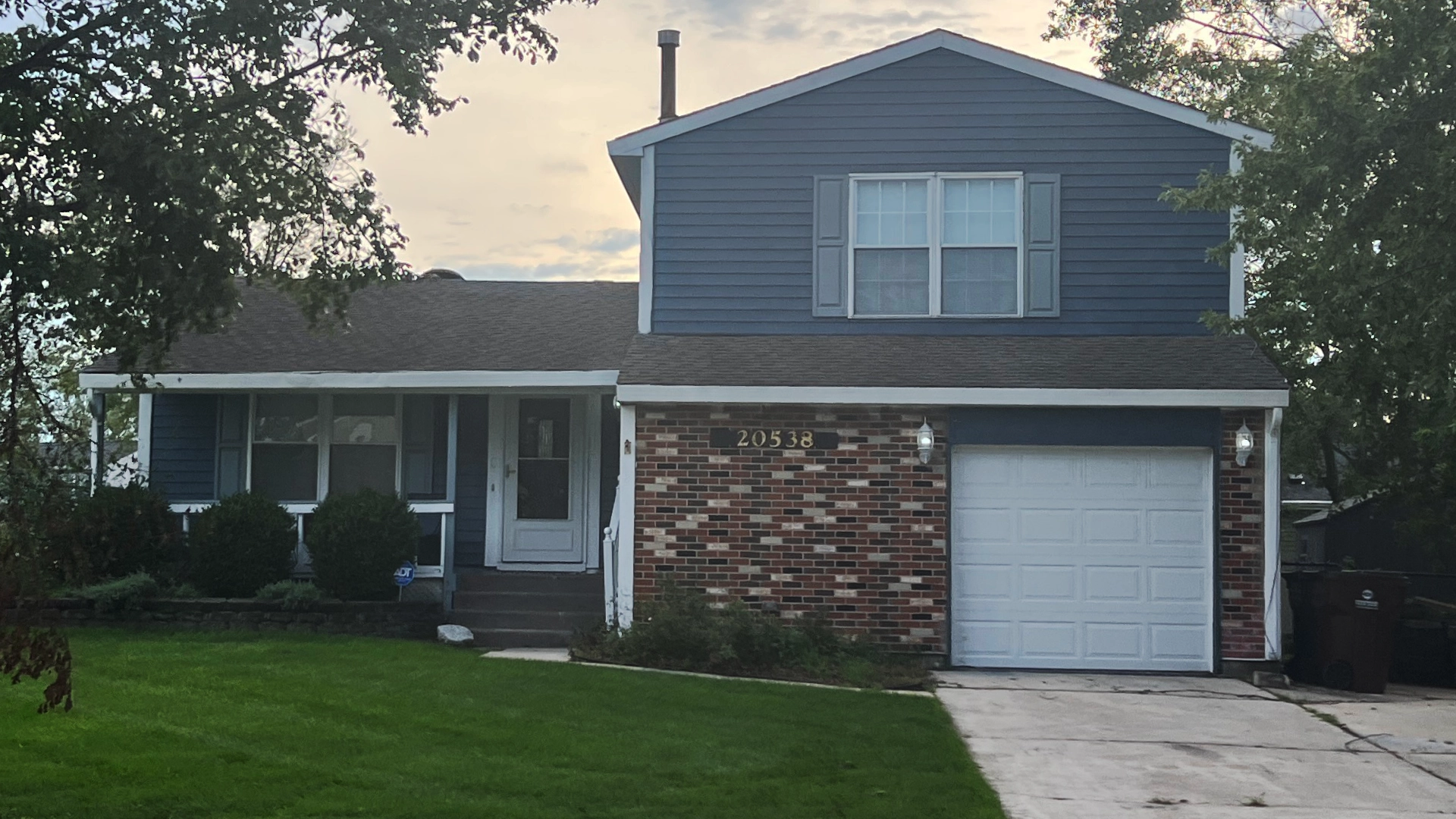 Photo of Frankfort Square split level or tri-level home with a one car garage
